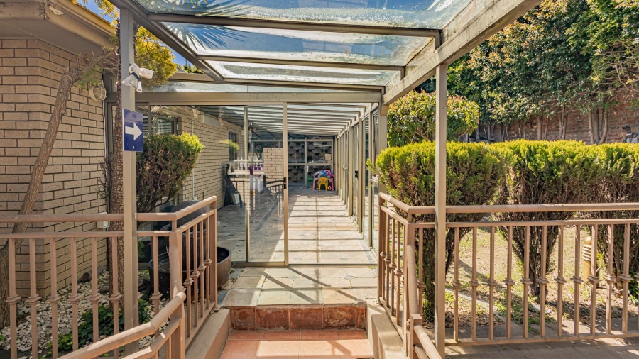7 Bedroom Property for Sale in Plattekloof Western Cape